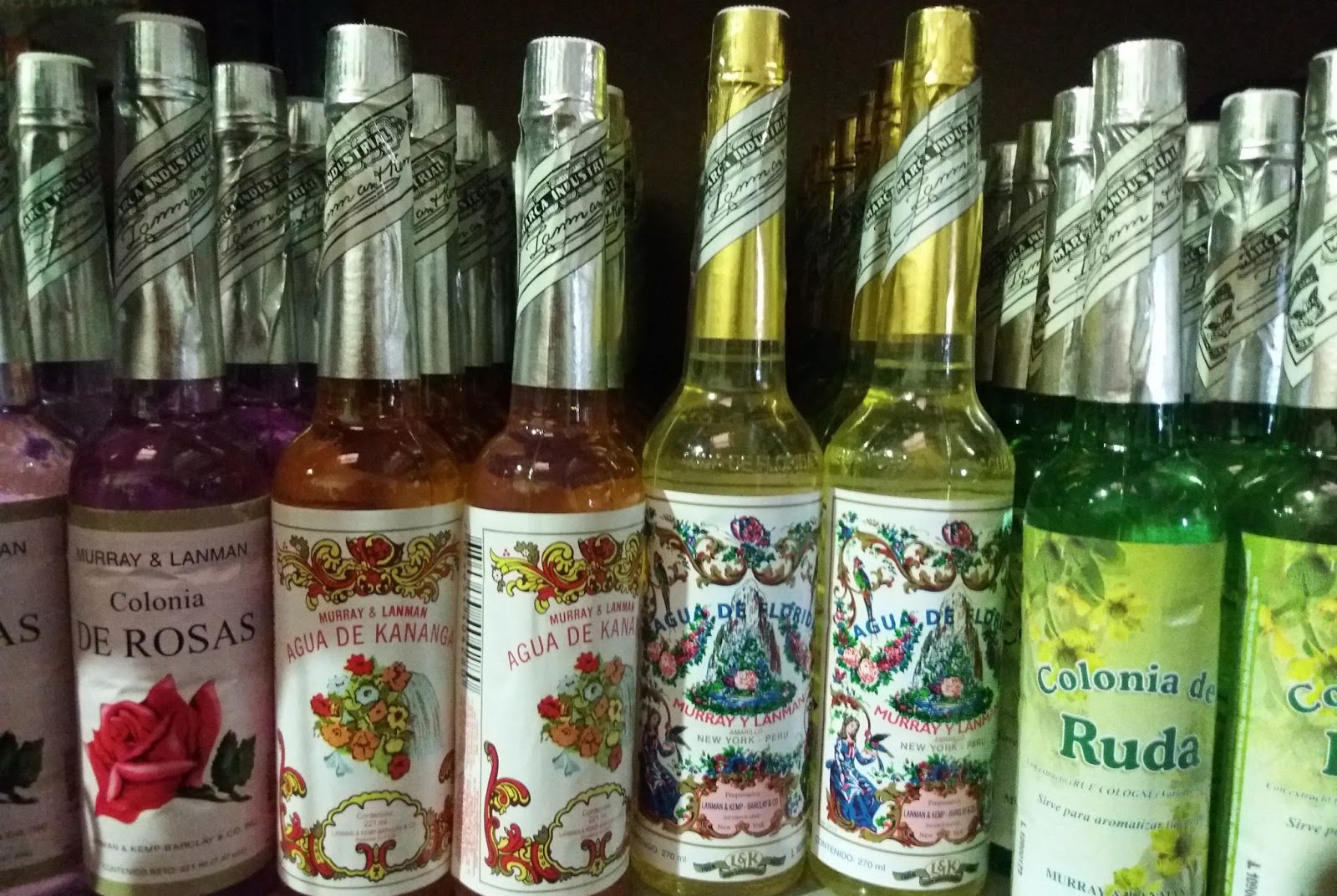 Bouteilles de boissons colorées avec étiquettes décoratives.